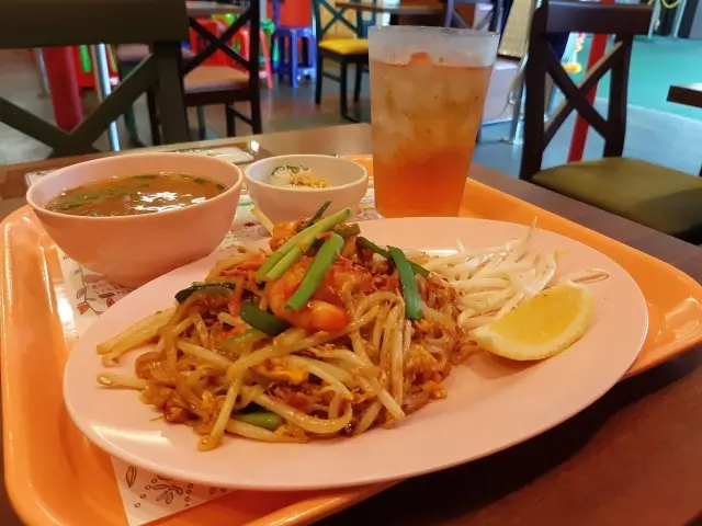 Pad Thai vegetarian food plate