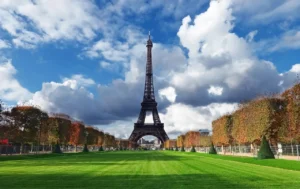 Parisian Culture And Customs: A Complete Guide — 12 Essential Ways to Blend In